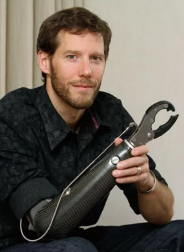 Альпинист, который избежал смерти, отрезав себе руку