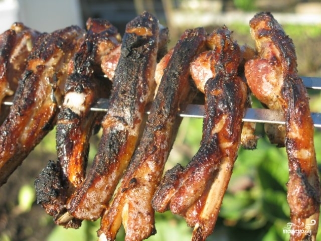 Мяса немного, но это – на первый взгляд: рецепт бараньих ребрышек на мангале