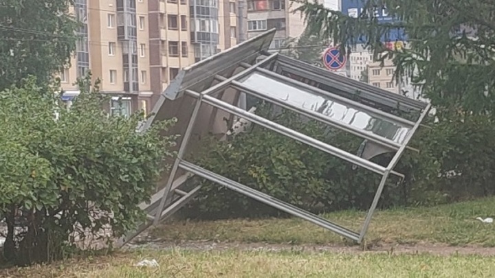 В Петербурге разгулялась стихия. Штормовой ветер сносил остановки, рвал электропровода и валил деревья на припаркованные машины