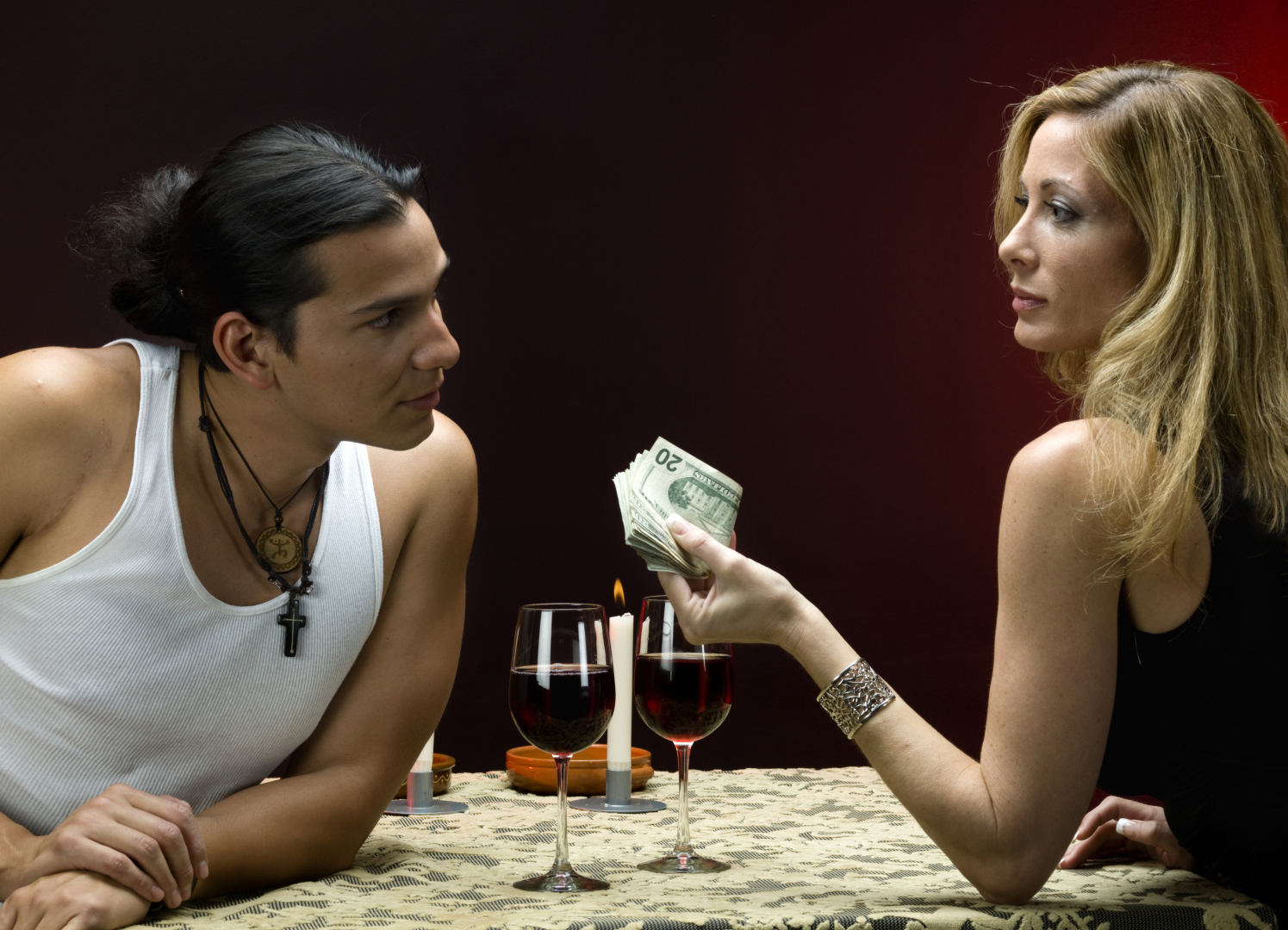 Парень дает девушке деньги. Фото мужчин альфонсов. Богатая и бедная женщина.