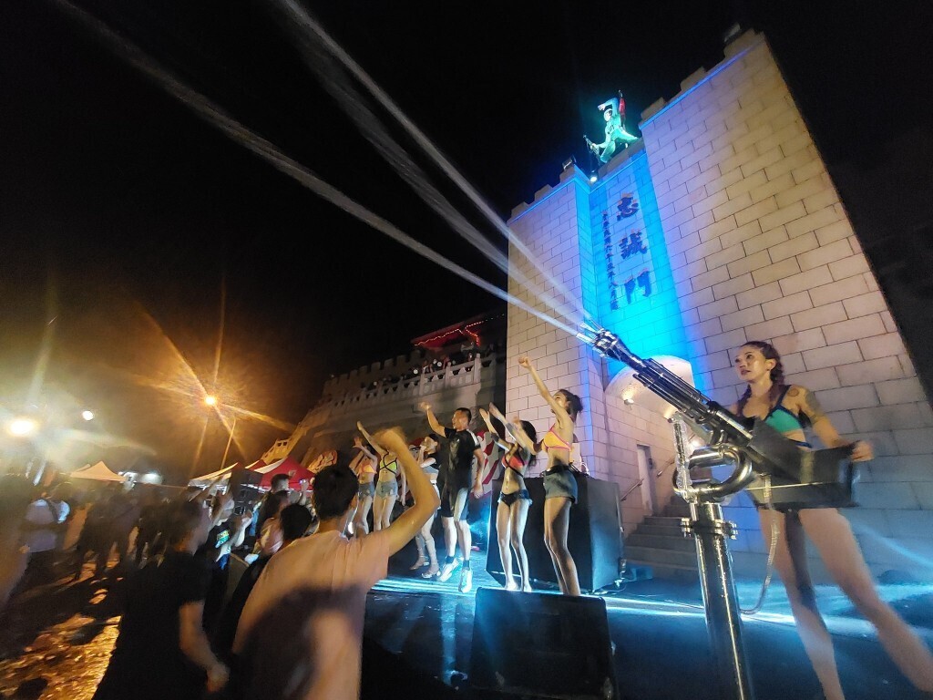 Тайваньцы наслаждаются вечеринкой с пеной во время военных игр в Китае