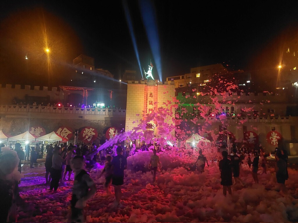 Тайваньцы наслаждаются вечеринкой с пеной во время военных игр в Китае