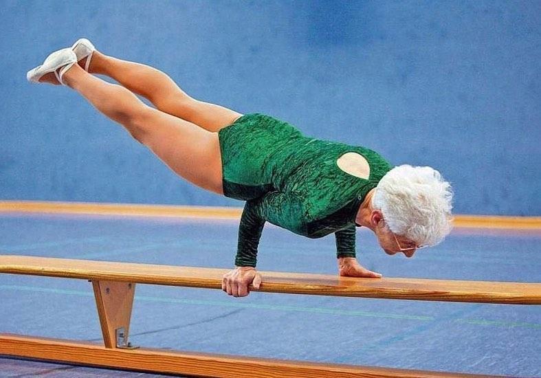 Самая возрастная гимнастка в мире в 96 лет крутит сальто на брусьях. Это надо видеть!