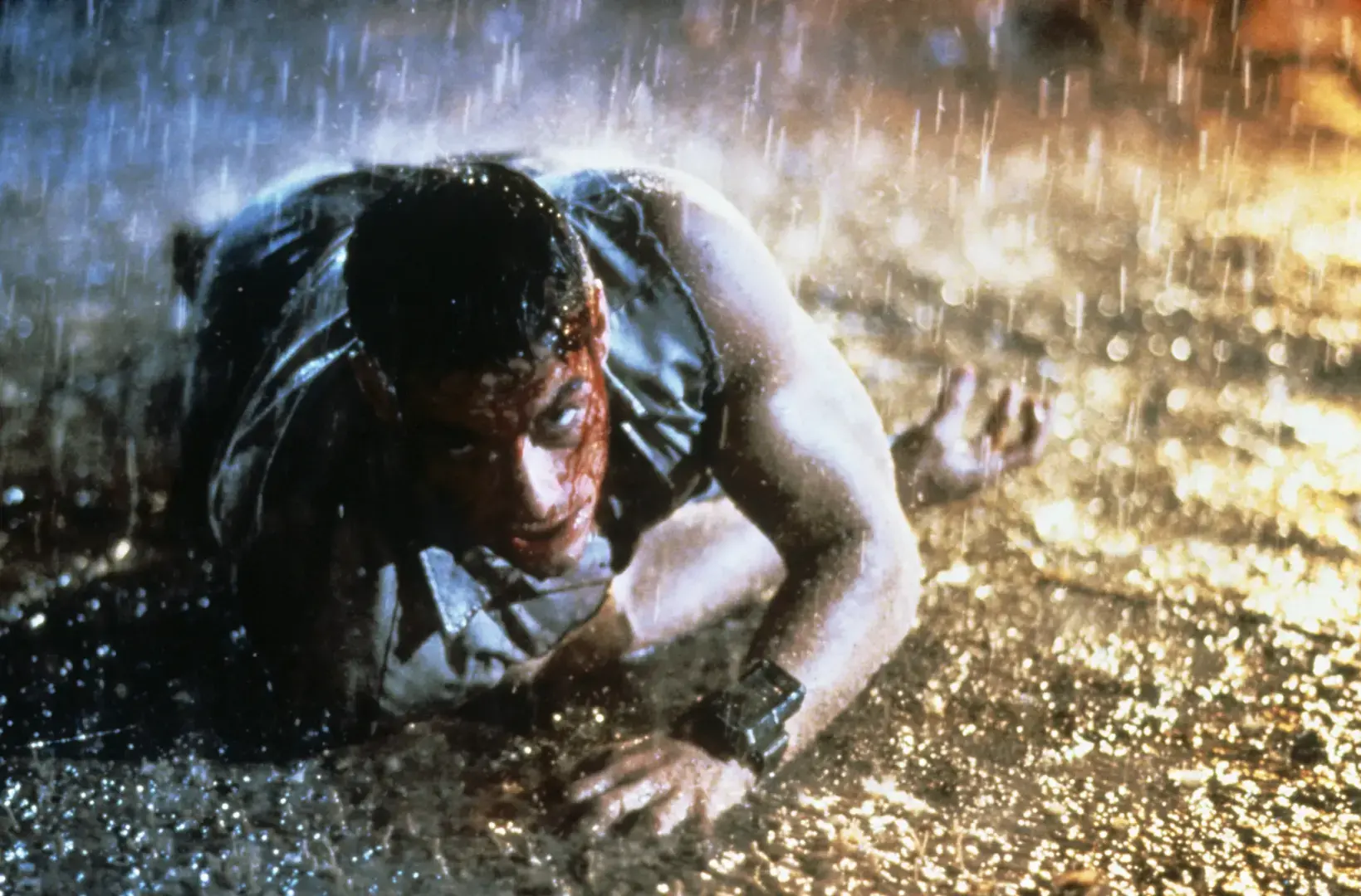 Что лучше книга "Хрустальные рыцари" или фильм Универсальный солдат 1992 года?