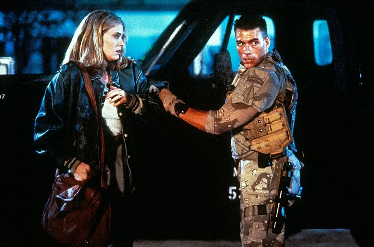 Что лучше книга "Хрустальные рыцари" или фильм Универсальный солдат 1992 года?