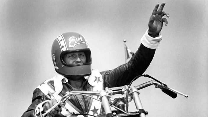 Одинокий аутсайдер ищет свою свободу на мотоцикле. Знаменитые мотоциклисты.