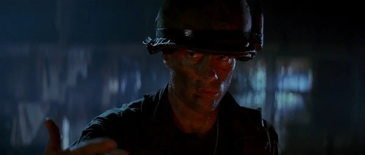 Что лучше книга "Хрустальные рыцари" или фильм Универсальный солдат 1992 года?