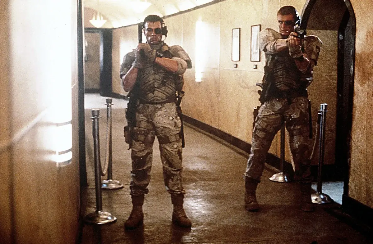 Что лучше книга "Хрустальные рыцари" или фильм Универсальный солдат 1992 года?