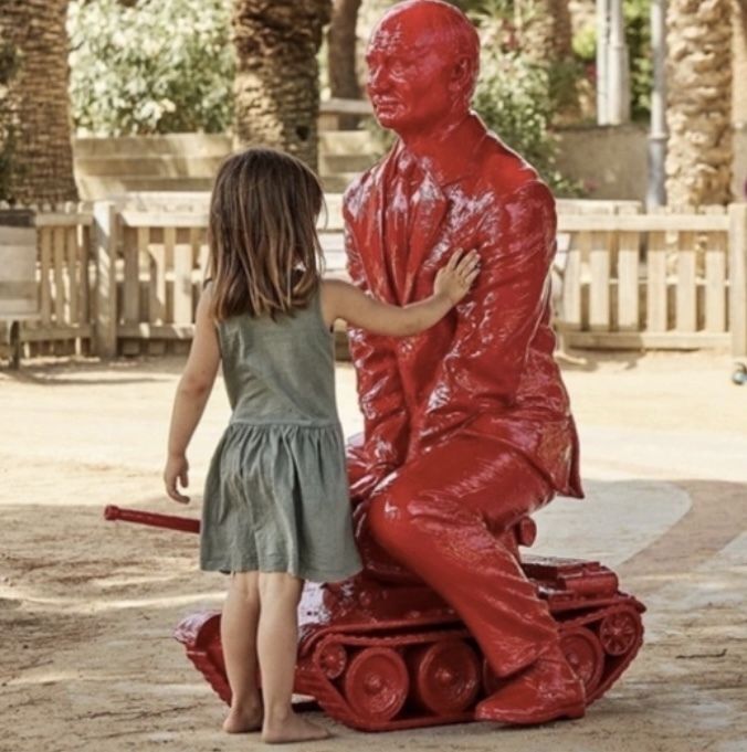Владимира Путина изобразили в красной статуе на танке. У кого она нашла популярность?