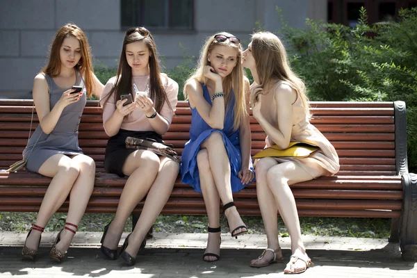 Поведение современных мам во время игры детей во дворе