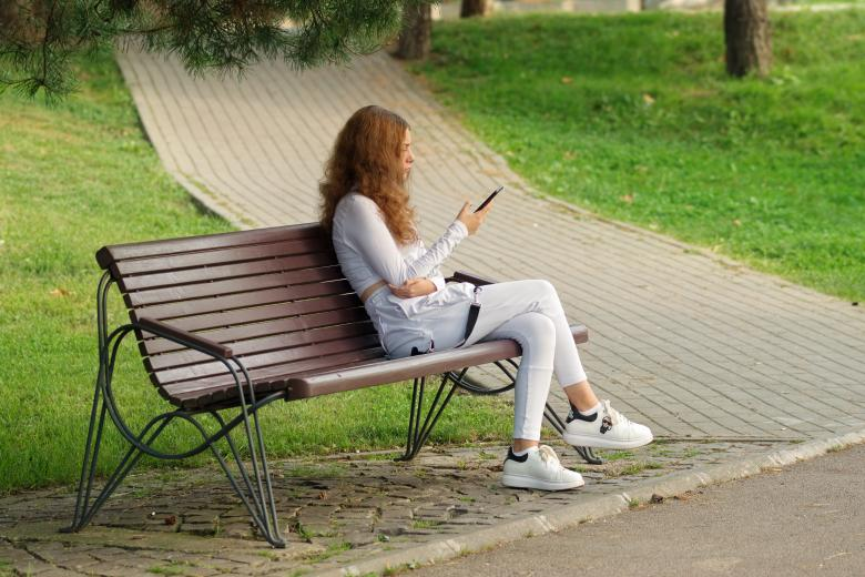 Поведение современных мам во время игры детей во дворе