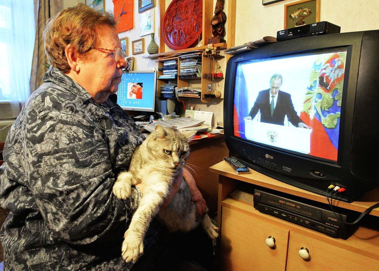 Половина россиян считает телевизор самым честным источником информации о спецоперации на Украине. А кому доверяете Вы?