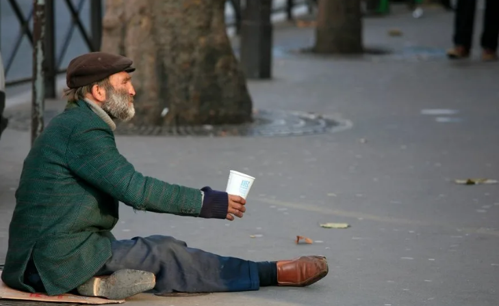 Подаяния нищим, помощь или подкормка крупной рыбки?