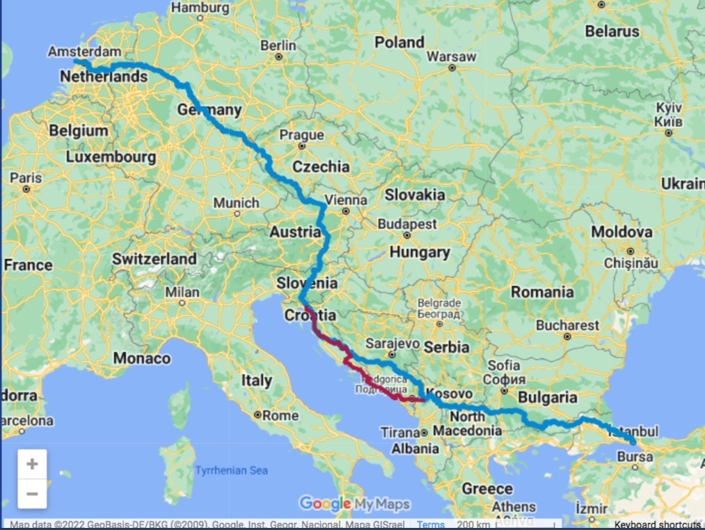 Два парня прославились тем, что напились на TikTok. Потом они отправились в поход