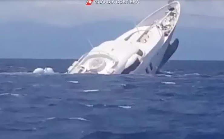 Супер яхта перевернулась и затонула у берегов Южной Италии.
