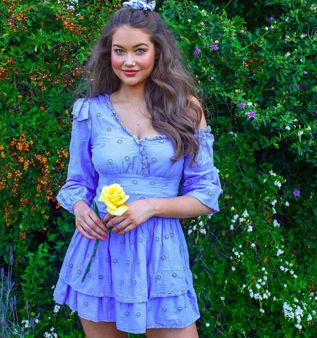 Кэрис Тийвел — модель и бывшая Мисс Вселенная Австралия, которая представляла Австралию на конкурсе «Мисс Вселенная» в 2016 году.