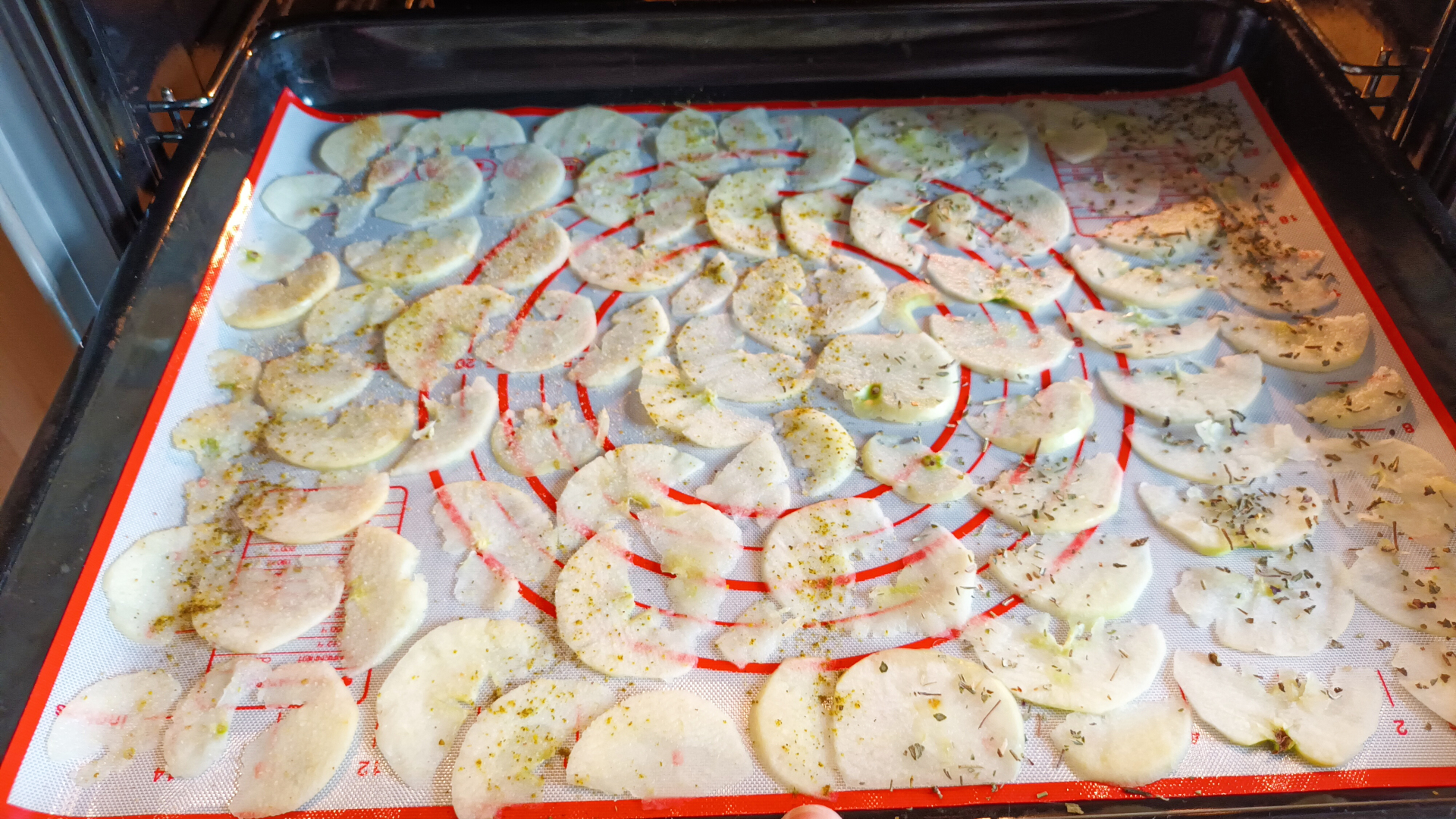 Яблочные чипсы. Мой личный эксперимент с несладкими вкусами.