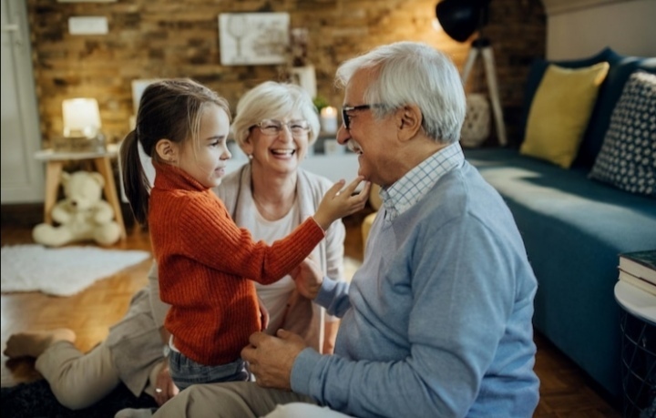 Можно, но сложно: два условия, при наличии которых можно взыскать алименты на содержание ребёнка с бабушки и дедушки