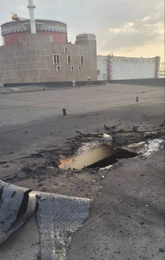 ВСУ продолжают вести обстрел Запорожской АЭС, зафиксировано попадание снаряда в крышу спецкорпуса — власти Энергодара