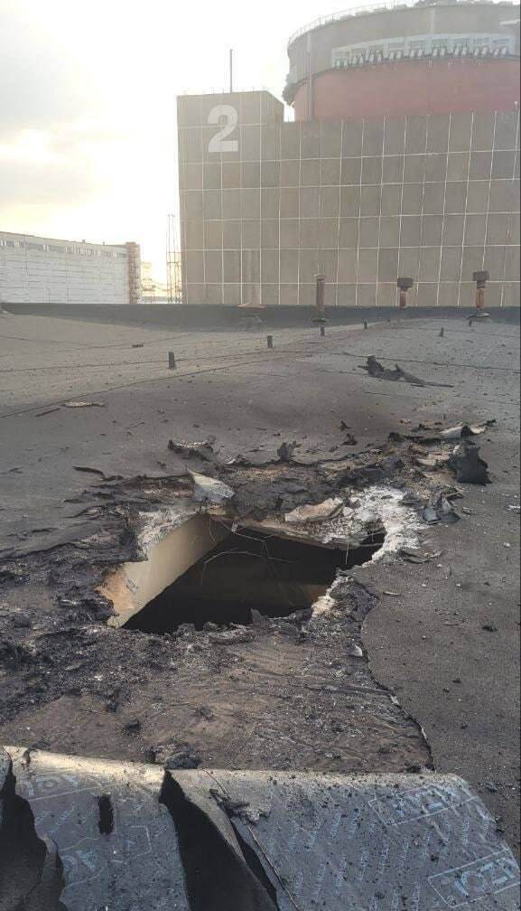 ВСУ продолжают вести обстрел Запорожской АЭС, зафиксировано попадание снаряда в крышу спецкорпуса — власти Энергодара