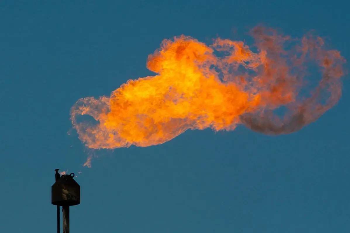 «Так не доставайся же ты никому!»: «Газпром» сжигает никому не нужный газ на миллионы долларов, а россияне до сих пор топят печки дровами