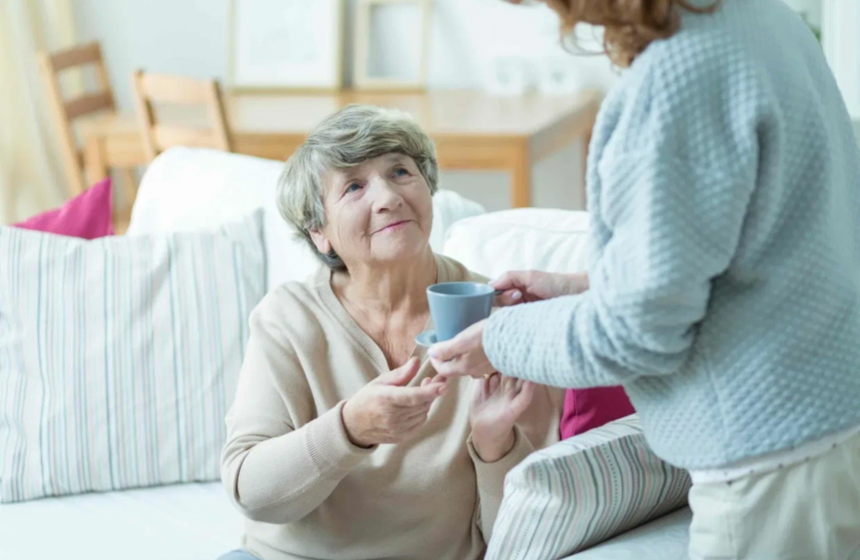 Уход за пожилыми людьми: размер пособия. Что нужно знать?