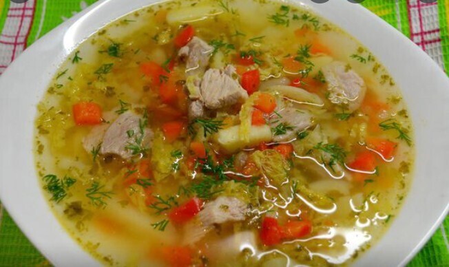 Чешские щи из савойской капусты с нарезанным кубиками шпиком