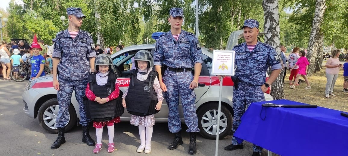 В Башкирии росгвардейцы поздравили кадет подшефного лицея с Днём знаний