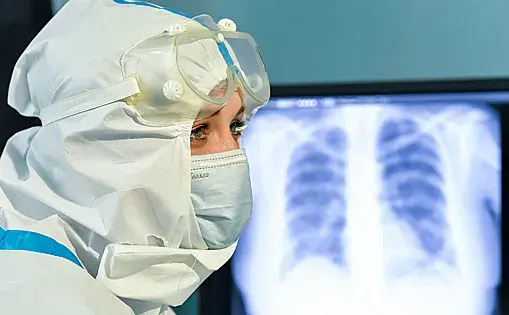 Россиян предупреждали о риске удвоения смертности от COVID Об данном докладывает "Рамблер".