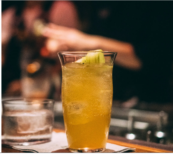 Пять коктейлей, которые помогут справиться с жарой