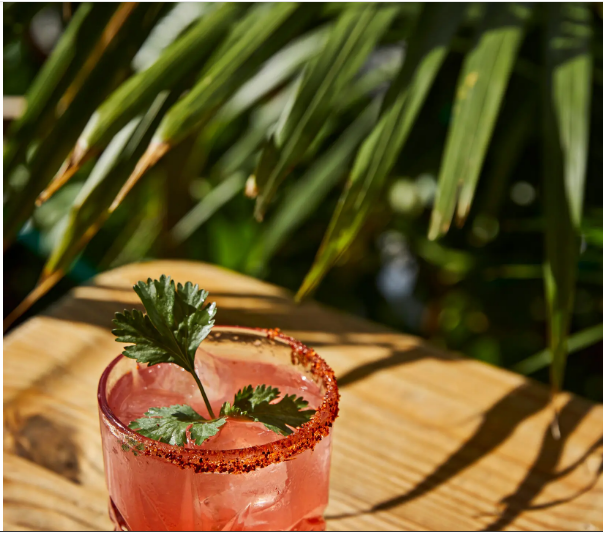 Пять коктейлей, которые помогут справиться с жарой