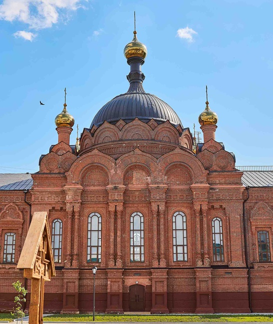 Ядерный центр и православная святыня в Сарове