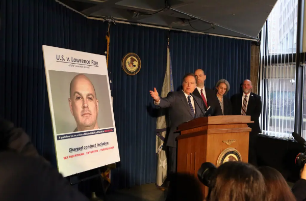 "Доверенный помощник лидера секс-культа" признает себя виновным в заговоре