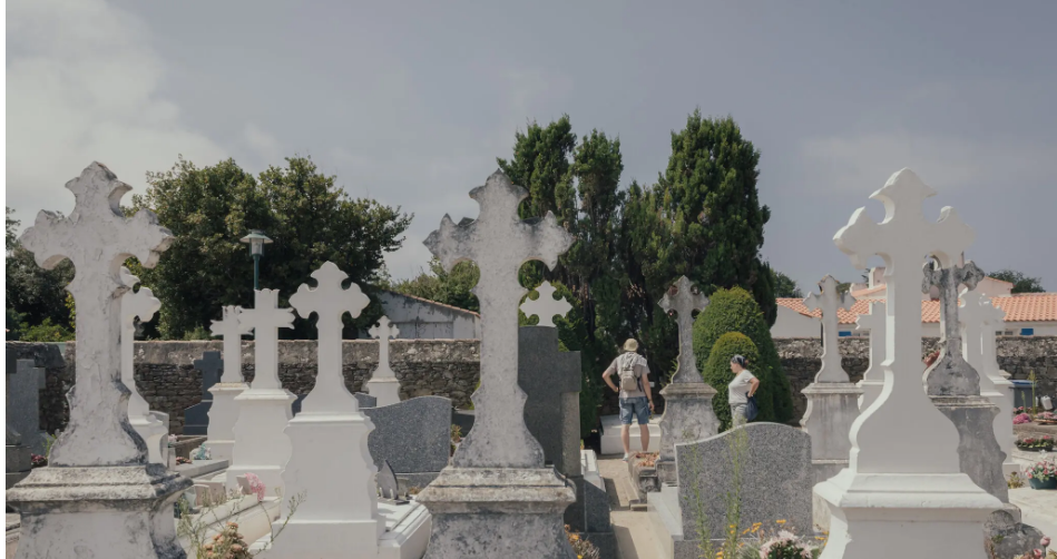 "Славный" герой или "достойный сожаления’ предатель? Наследие Петена преследует Французский остров