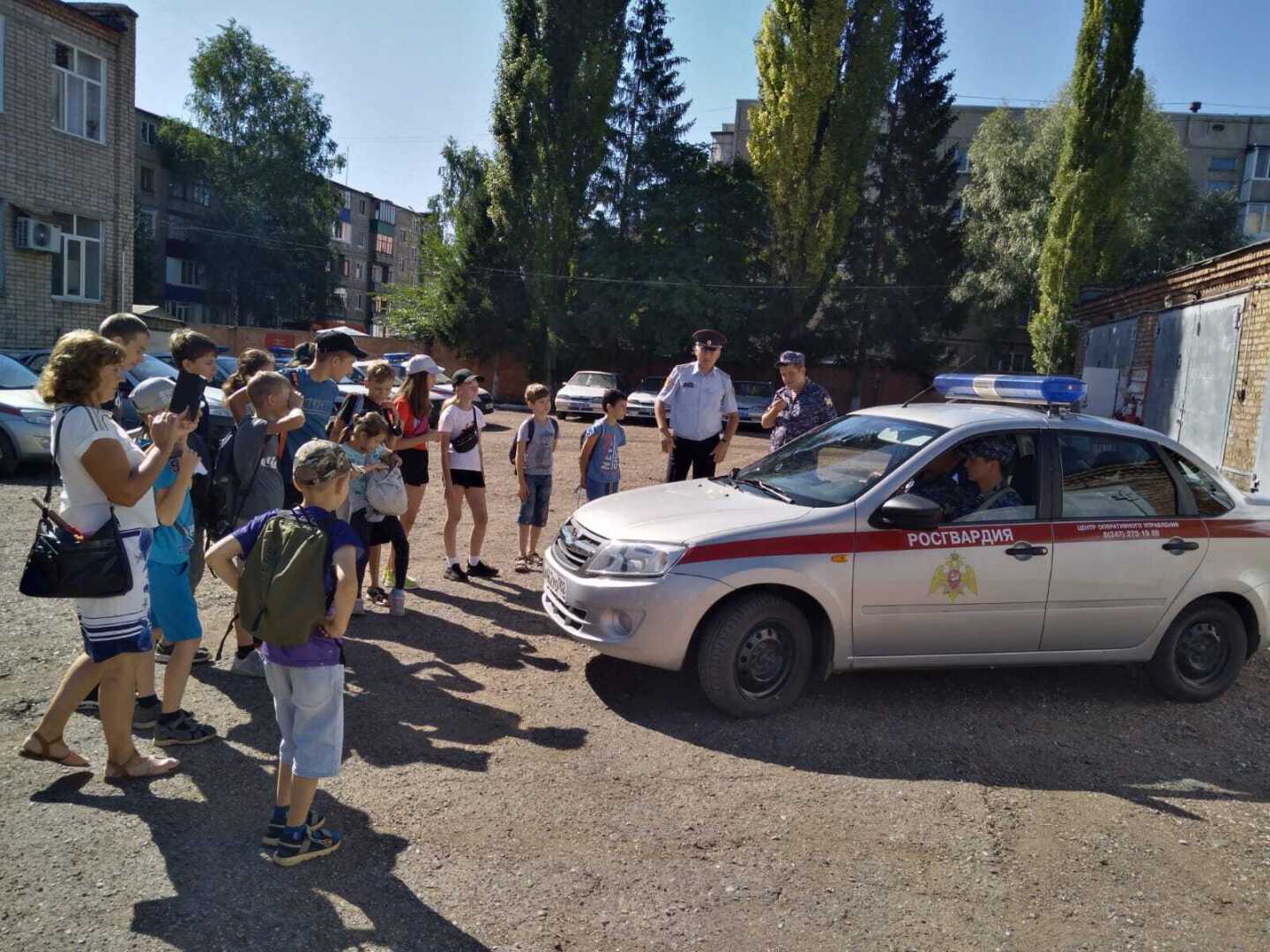 В Башкирии росгвардейцы организовали экскурсию в отдел вневедомственной охраны