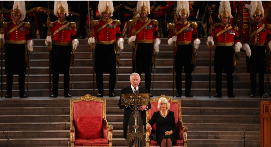 День, пропитанный древними традициями для нового короля