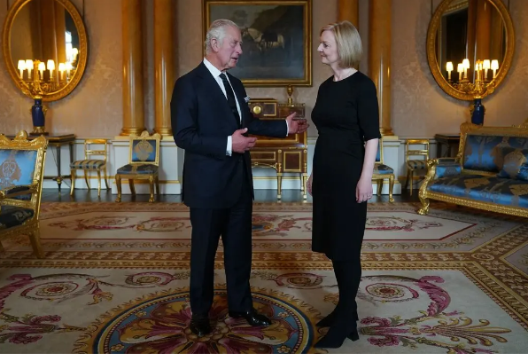 От политики к зрелищу: головокружительная первая неделя премьер-министра Лиз Трасс