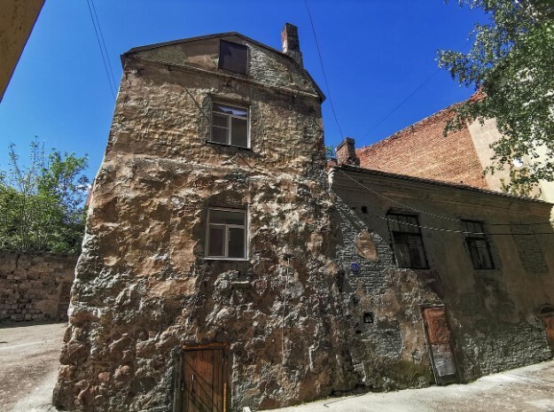 Как выглядит самый старый дом в России