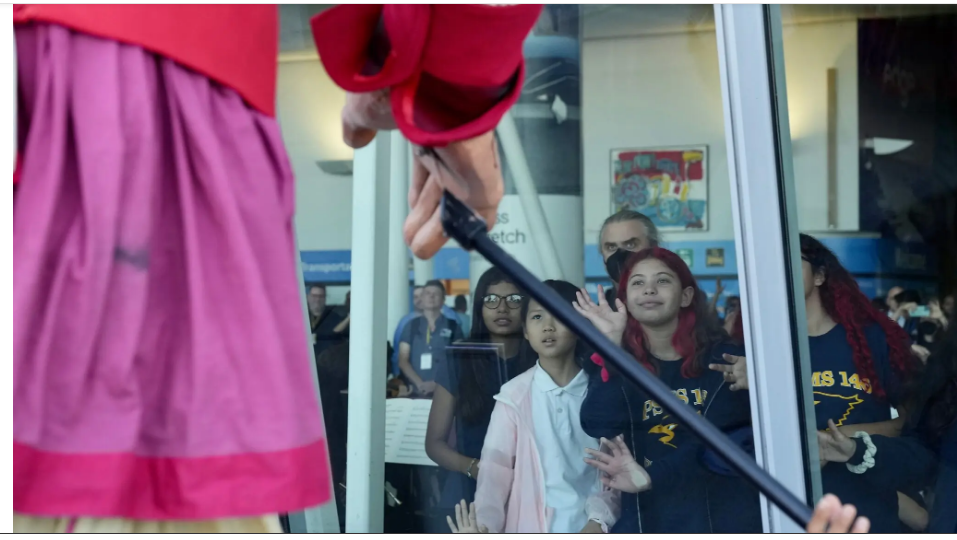 Маленькая Амаль прибывает в Нью-Йорк с посланием надежды и человечности