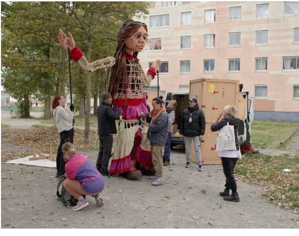Маленькая Амаль прибывает в Нью-Йорк с посланием надежды и человечности