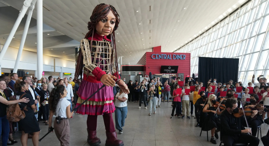 Маленькая Амаль прибывает в Нью-Йорк с посланием надежды и человечности