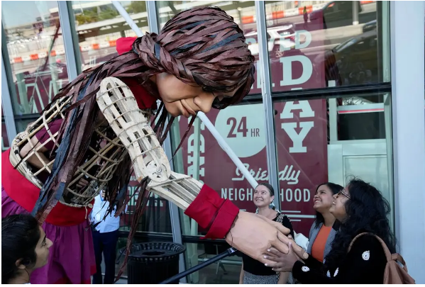 Маленькая Амаль прибывает в Нью-Йорк с посланием надежды и человечности