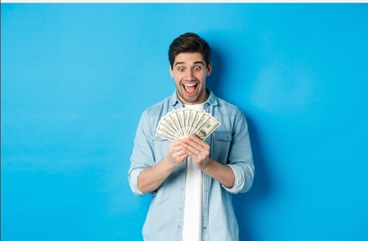 Кому-то повезёт уже в следующем месяце. Чья зарплата повысится с 1 октября и на сколько?