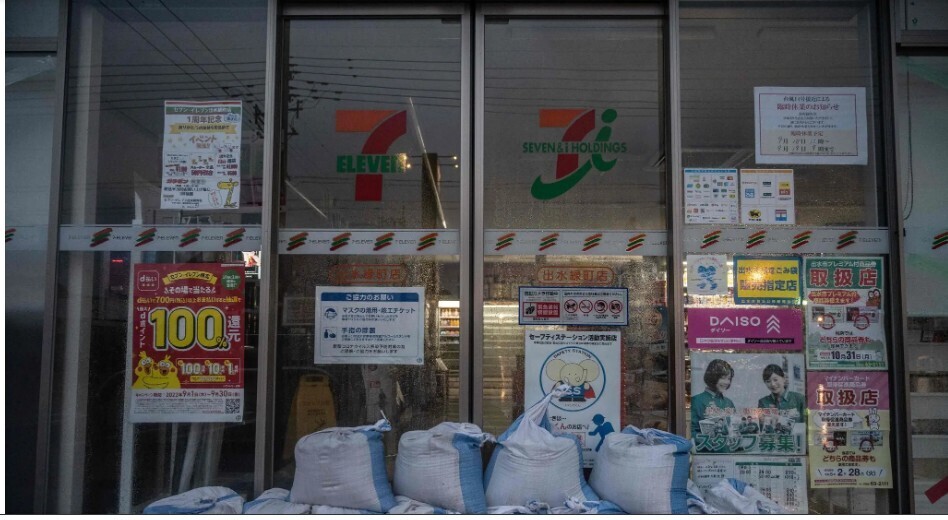 Мощный тайфун обрушился на Японию, миллионам людей приказано эвакуироваться