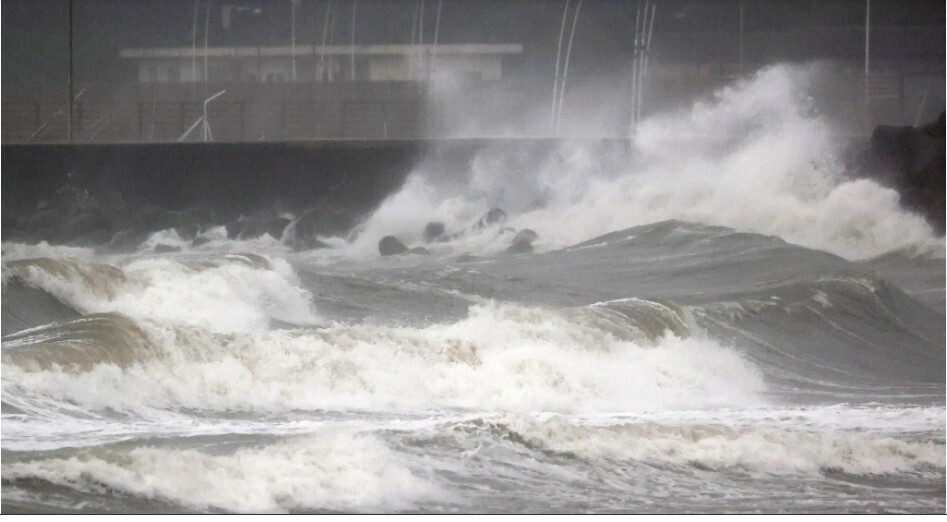 Мощный тайфун обрушился на Японию, миллионам людей приказано эвакуироваться