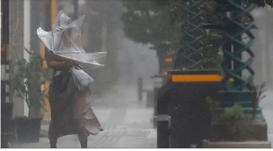 Мощный тайфун обрушился на Японию, миллионам людей приказано эвакуироваться