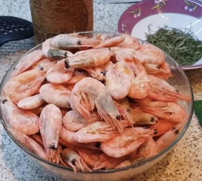 Рецепт неоднозначного блюда, который Вы ещё не пробовали. Необычные спагетти с разновидностью моря, моркови и зеленью.