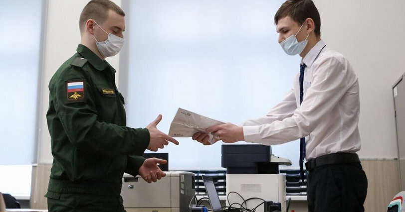 Повестка о мобилизации в сентябре 2022: как военкомат выдает повестку, через Госуслуги, лично или письмом? Можно выезжать с места жительства, страны?