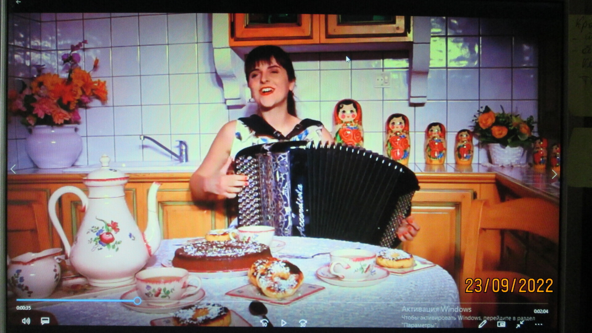 По русски не говорит, но замечательно поёт русские народные песни.