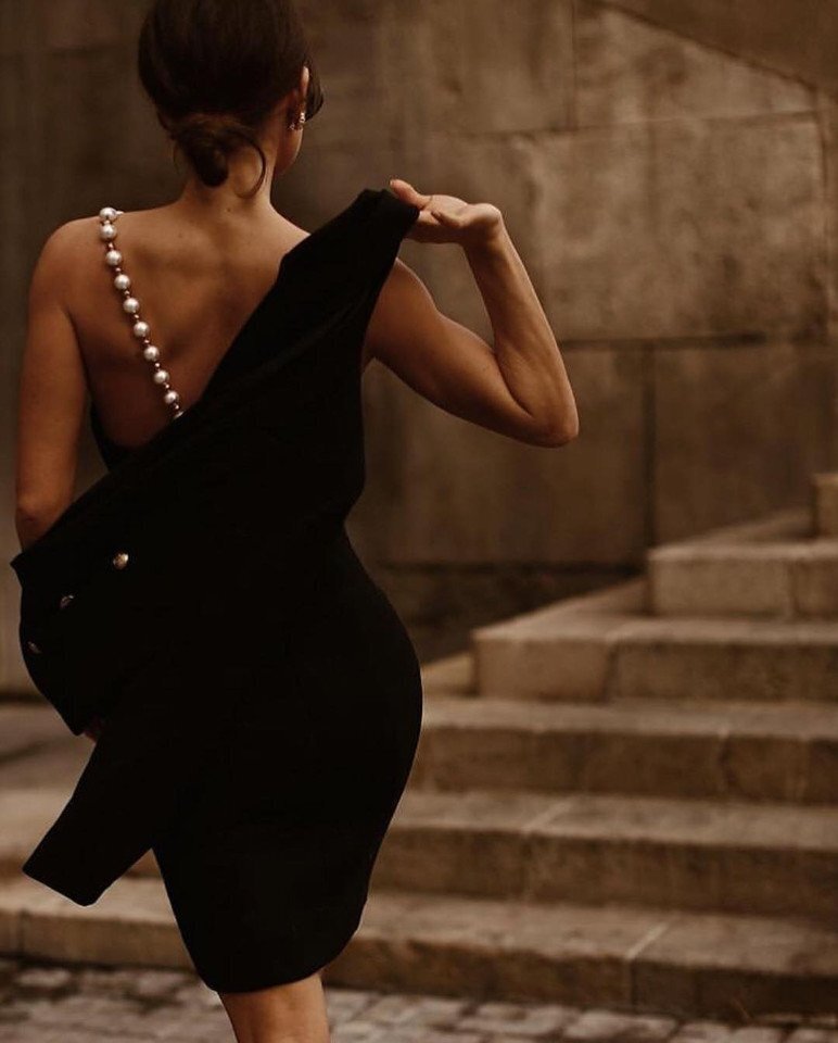 Девушка в черном платье сзади